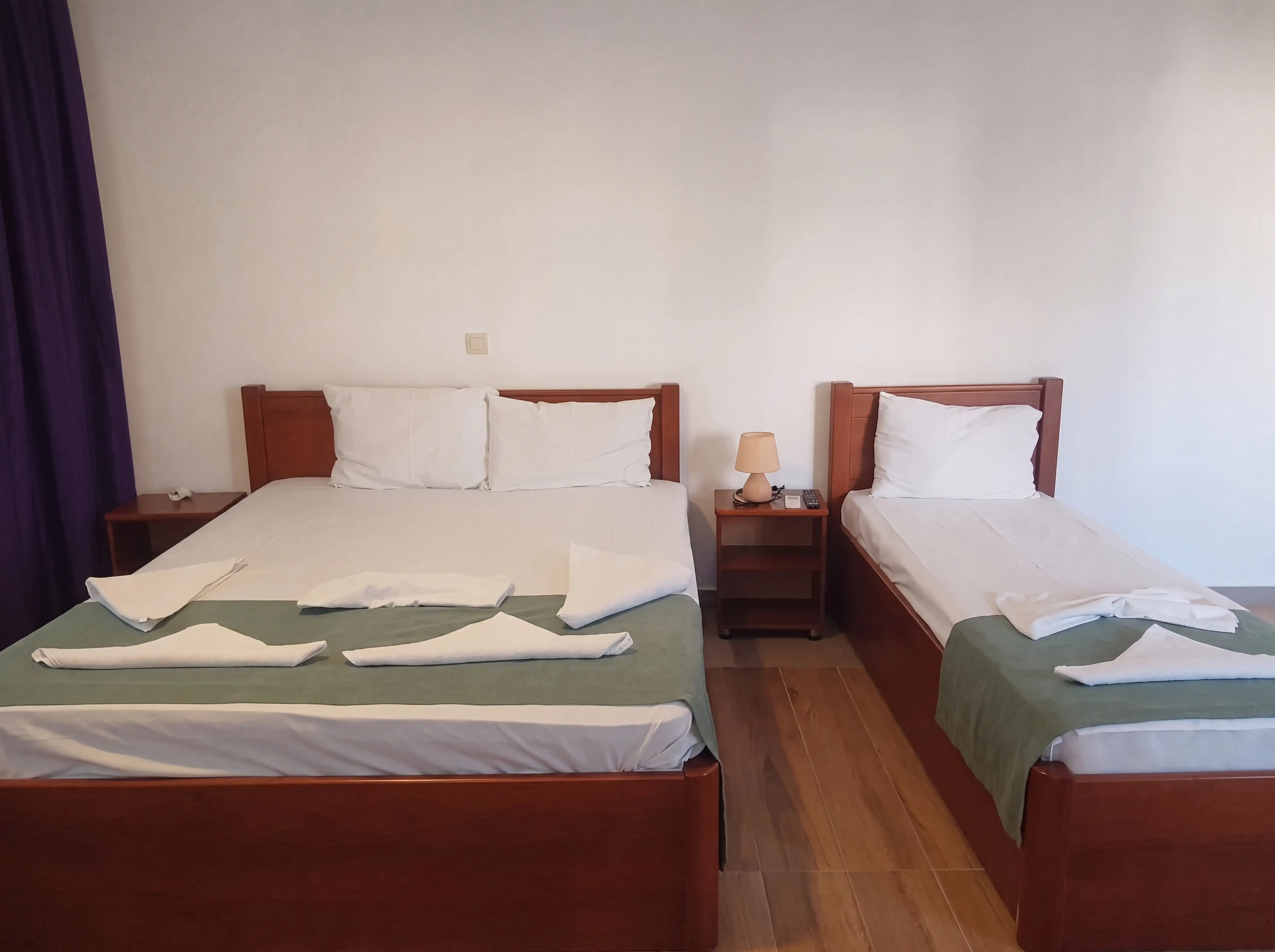 Triple room with a double bed and a single bed